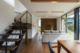 落ち着いたトーンの空間を質感や照明で穏やかな雰囲気を醸し出すシンプルモダンの家。