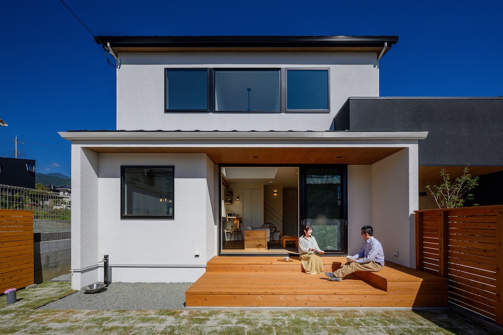 アウトドアテラスで癒しの時間を過ごす家