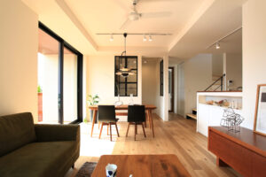 山梨の自然と調和しながらもモダンなデザインであるところです。