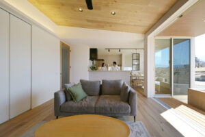 明るく開放的に光・風・人が回遊する平屋