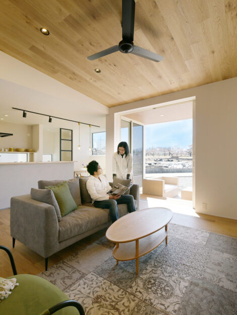 明るく開放的に光・風・人が回遊する平屋