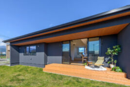 「青空の下でいただく休日ごはん。ウッドデッキが教えてくれた『外とのつながり』」