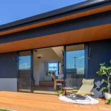 「青空の下でいただく休日ごはん。ウッドデッキが教えてくれた『外とのつながり』」