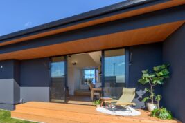 「青空の下でいただく休日ごはん。ウッドデッキが教えてくれた『外とのつながり』」